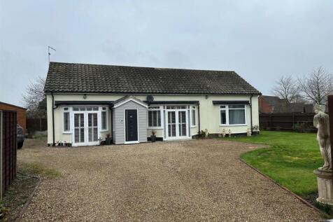 Mill Road, Stowmarket IP14 4 bed detached bungalow for sale