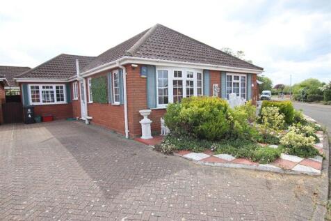 Greenview Park, Great Clacton... 3 bed detached bungalow for sale