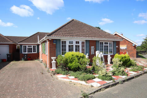 Greenview Park, Clacton on Sea, CO15 3 bed detached bungalow for sale
