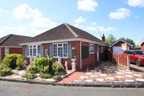 Greenview Park, Clacton on Sea, CO15 3 bed detached bungalow for sale