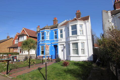 Vista Road, Clacton on Sea, CO15 4 bed semi