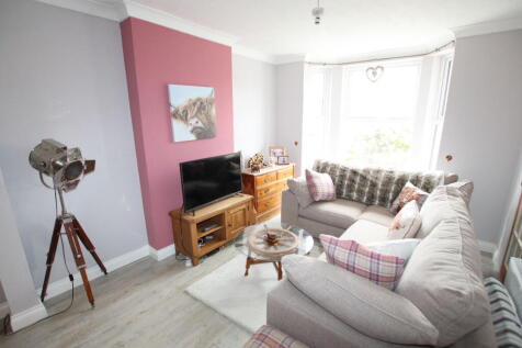 Oxford Crescent, Clacton on Sea, CO15 2 bed end of terrace house for sale
