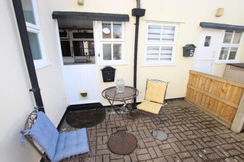 High Street, Thorpe le Soken CO16 1 bed flat for sale