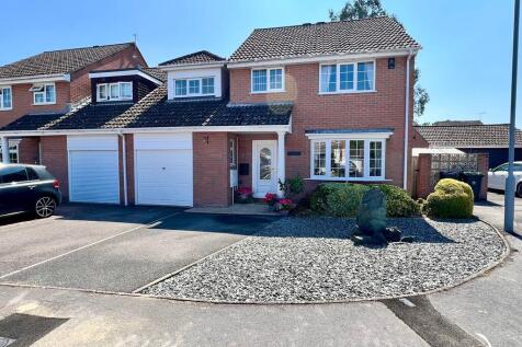4 bedroom semi-detached house for sale