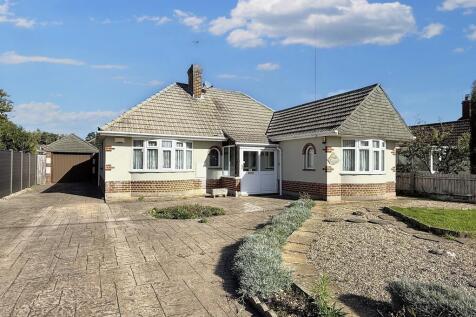 Ferndown 2 bed detached bungalow for sale
