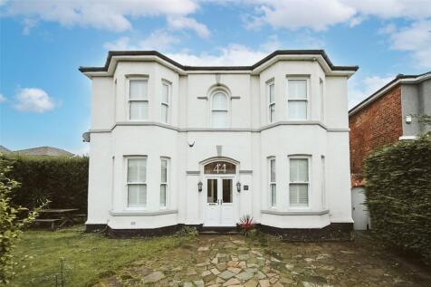 Southbank Road, Southport... 4 bed semi