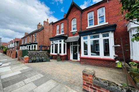 5 bedroom semi-detached house for sale