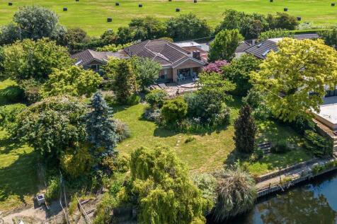 Laleham Reach, Chertsey, KT16 4 bed house for sale