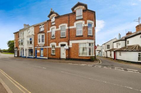 4 bedroom end of terrace house for sale