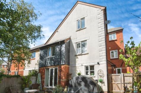 3 bedroom town house for sale