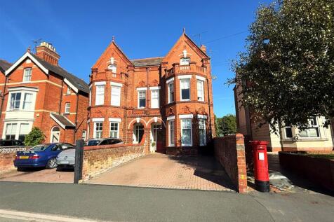 5 bedroom semi-detached house for sale