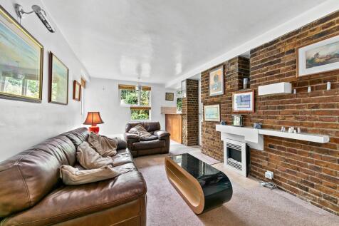 Langham House Close, Richmond, TW10 2 bed ground floor flat for sale