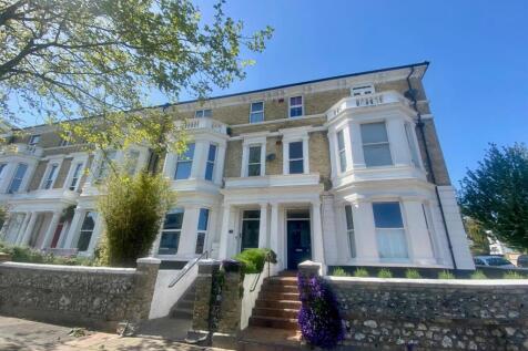 43 Enys Road, Eastbourne 2 bed flat for sale