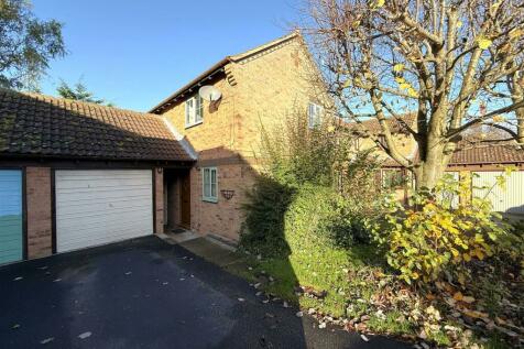 3 bedroom link detached house for sale