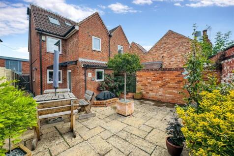 2 bedroom semi-detached house for sale