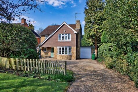 Bisley/West End Village, Surrey 3 bed detached house for sale