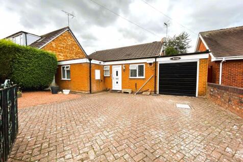 Commonside, Brownhills, Walsall WS8 7AY 2 bed detached bungalow for sale