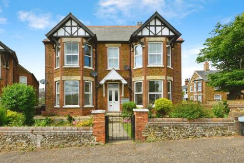 2 bedroom ground floor flat for sale