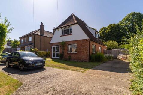 Court Road, Caterham 3 bed detached house for sale