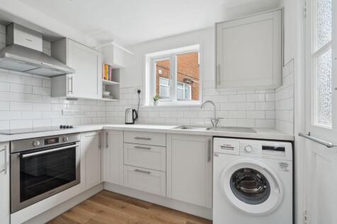 The Highway, Beaconsfield, HP9 3 bed apartment for sale