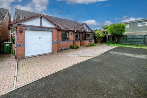 Moss Grove, Kingswinford DY6 2 bed detached bungalow for sale