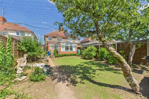 Sandiland Road, The Headlands... 3 bed semi