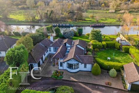 4 bedroom detached bungalow for sale