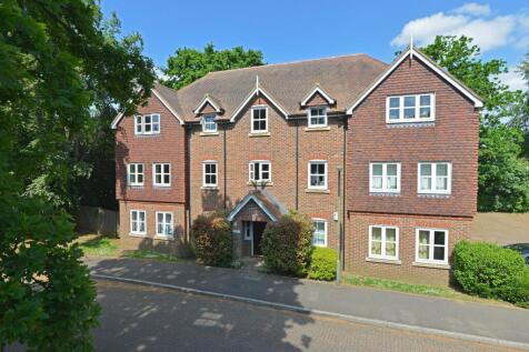 Reris Grange Close, Surrey GU8 2 bed flat for sale