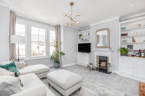 Waldron Road, Earlsfield, London, SW18 3 bed maisonette for sale