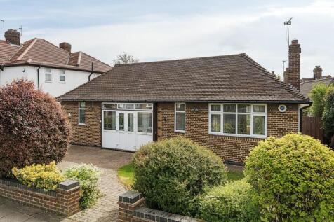 Woodhurst Avenue, Pettswood, Kent, BR5 3 bed detached house for sale