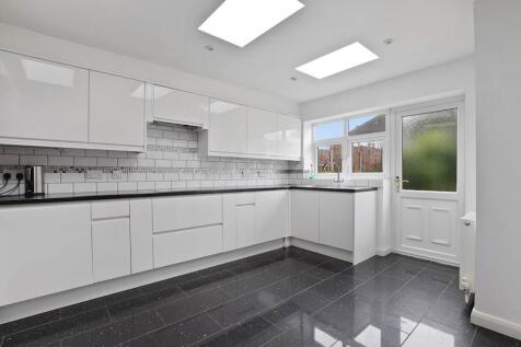 6 bedroom link detached house for sale