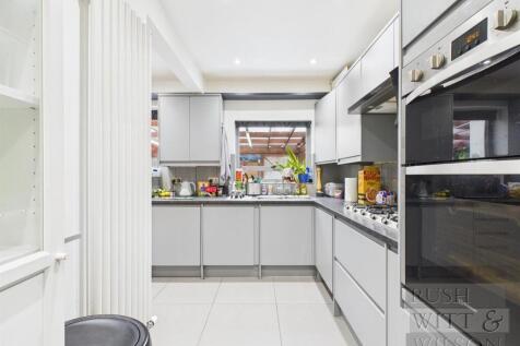 4 bedroom end of terrace house for sale