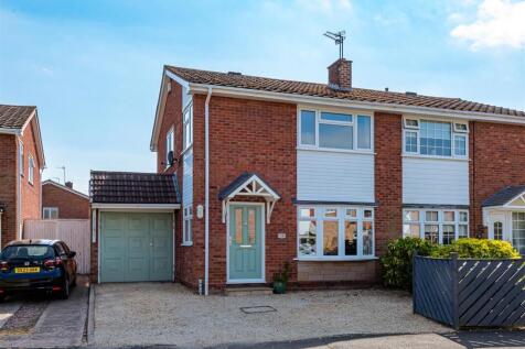 72 Chillington Drive, Codsall... 4 bed semi