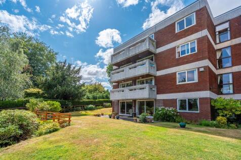 6 Eynsham Court, Clifton Road... 3 bed apartment for sale