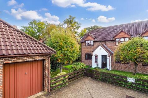 Grenehurst Way, Petersfield, Hampshire 2 bed maisonette for sale