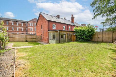 4 bedroom end of terrace house for sale