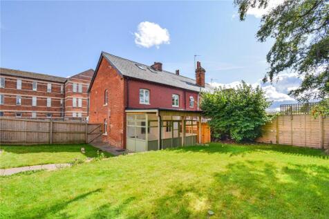4 bedroom end of terrace house for sale