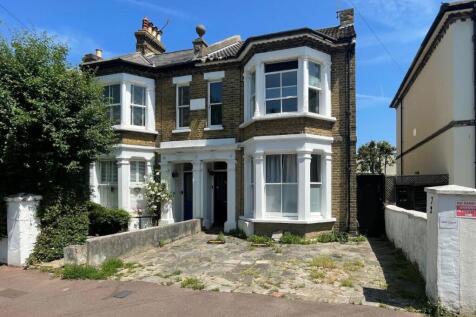 Studio flat for sale