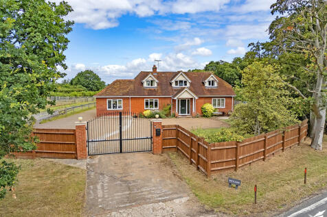 Highwood Road, Edney Common 3 bed chalet for sale