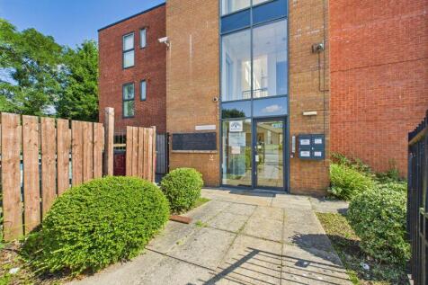 Broadway, Chadderton, Oldham, OL9 2 bed apartment for sale