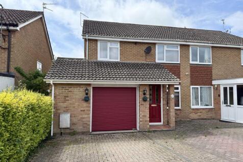 South Street, Partridge Green 3 bed semi