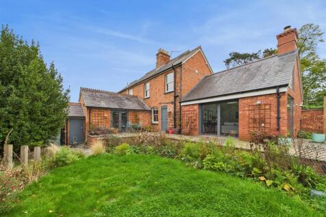 2 bedroom semi-detached house for sale