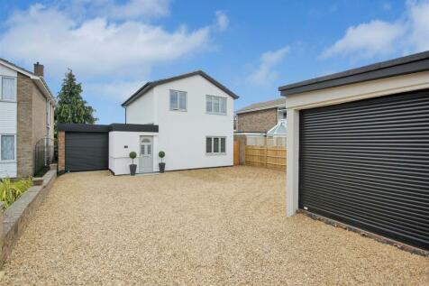 Avenue Road, Rushden NN10 3 bed detached house for sale