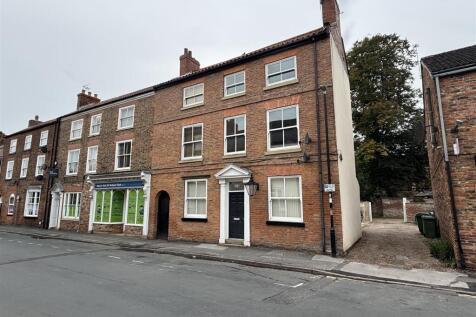 6 bedroom semi-detached house for sale