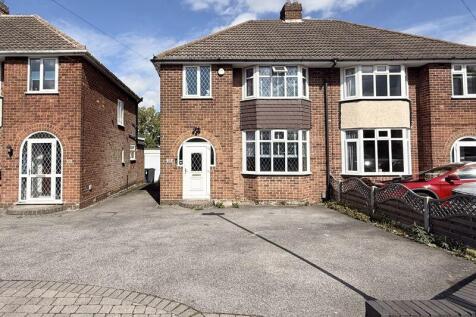 Mayall Drive, Four Oaks, Sutton... 3 bed semi