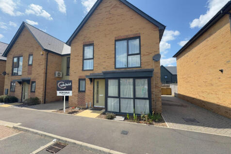 4 bedroom link detached house for sale