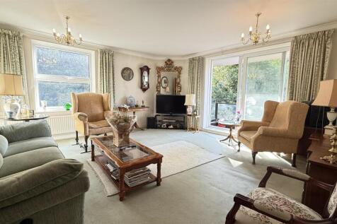 3 bedroom flat for sale