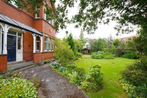 6 bedroom detached house for sale