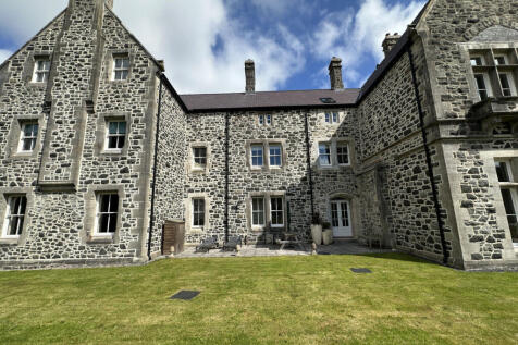 Plas Y Coed, Bangor, Gwynedd, LL57 2 bed apartment for sale
