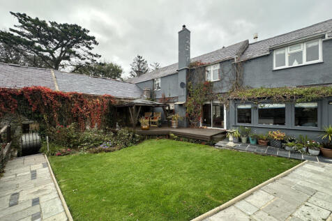 Brynsiencyn, Llanfairpwllgwyngyll... 4 bed detached house for sale